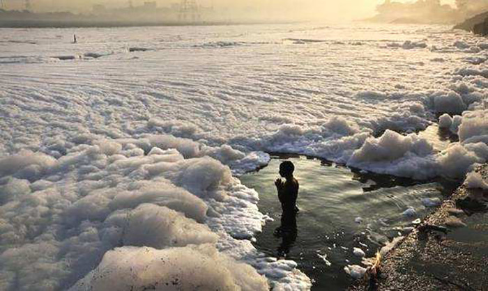 (圖:被工業(yè)泡沫污染的海水)